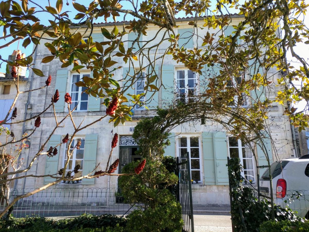 Quai Des Fleurs Bed & Breakfast Saint-Savinien Exterior photo