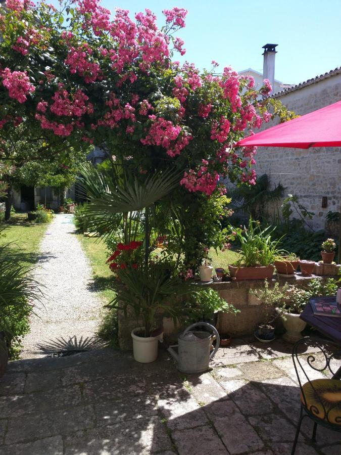Quai Des Fleurs Bed & Breakfast Saint-Savinien Exterior photo